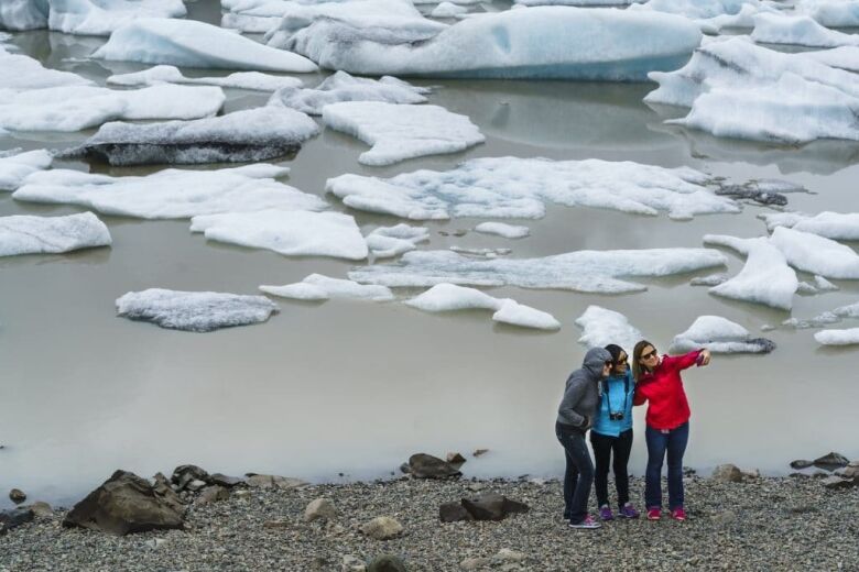 Tourists iceland Fjallsárlón glacier lagoon