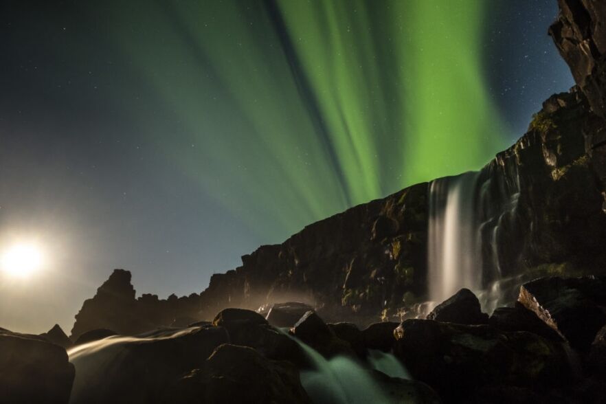 Nordlichter in Island beobachten The auroras over Öxarárfoss Waterfall
